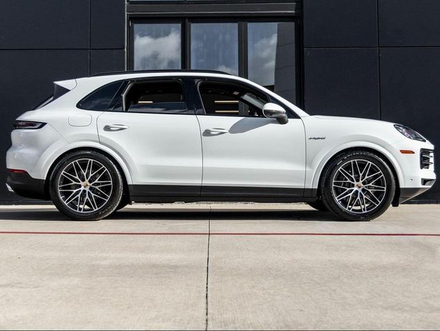 Photo of 2026 Carrara White Metallic Porsche Cayenne
