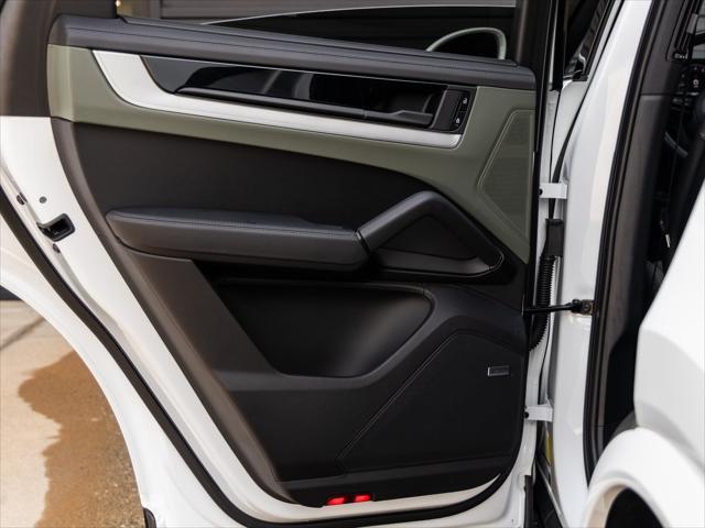 Photo of 2024 Carrara White Metallic Porsche Cayenne