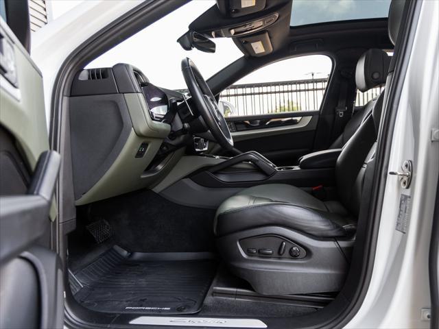 Photo of 2024 Carrara White Metallic Porsche Cayenne
