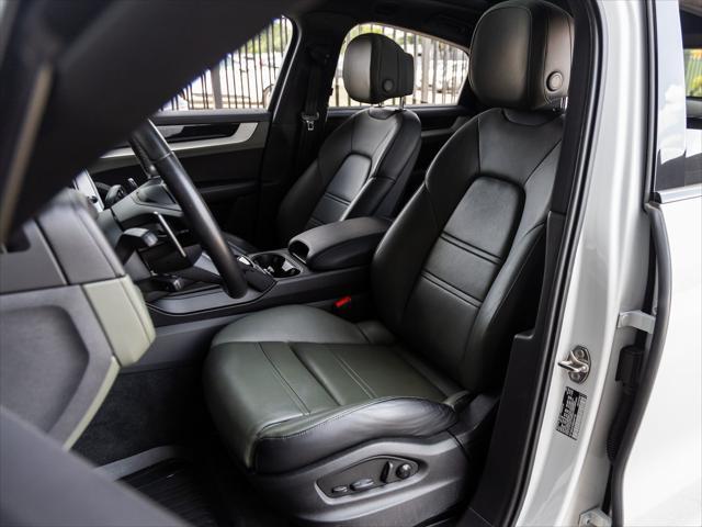 Photo of 2024 Carrara White Metallic Porsche Cayenne