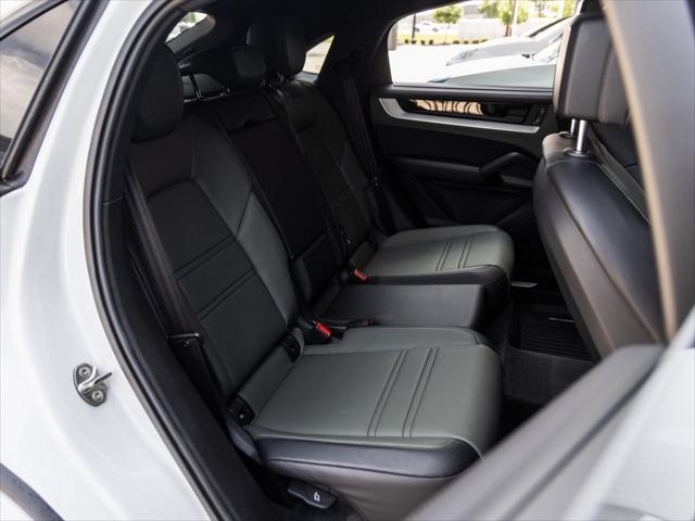 Photo of 2024 Carrara White Metallic Porsche Cayenne