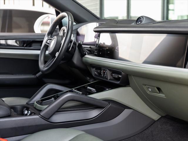 Photo of 2024 Carrara White Metallic Porsche Cayenne