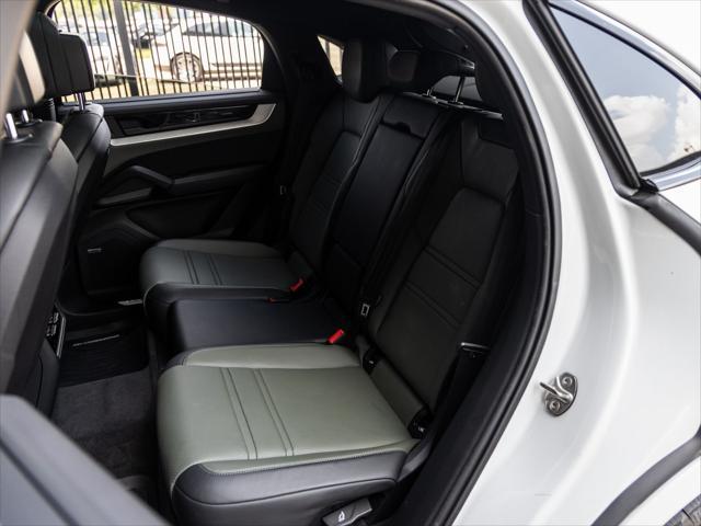 Photo of 2024 Carrara White Metallic Porsche Cayenne