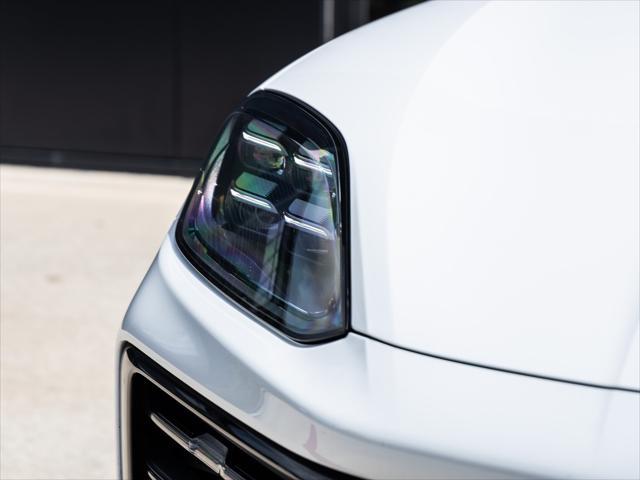 Photo of 2024 Carrara White Metallic Porsche Cayenne