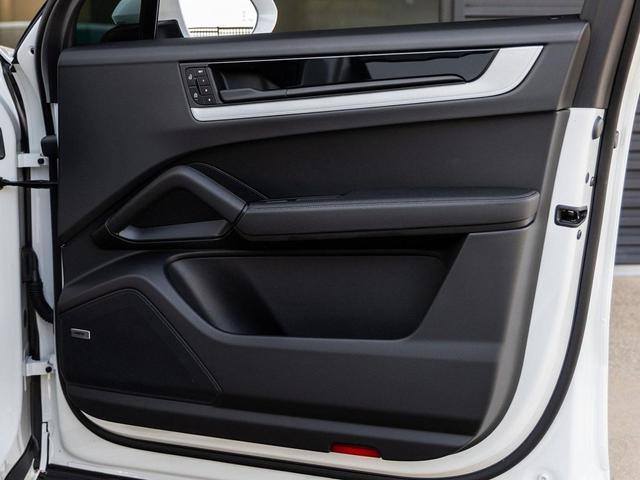 Photo of 2025 White Porsche Cayenne