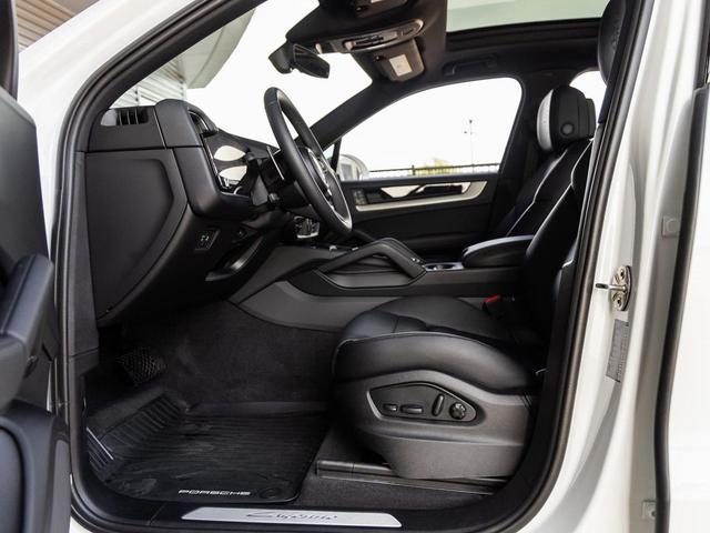 Photo of 2025 White Porsche Cayenne