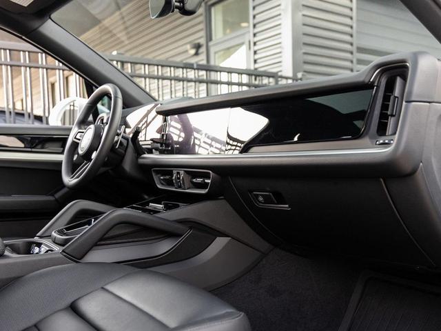 Photo of 2025 White Porsche Cayenne