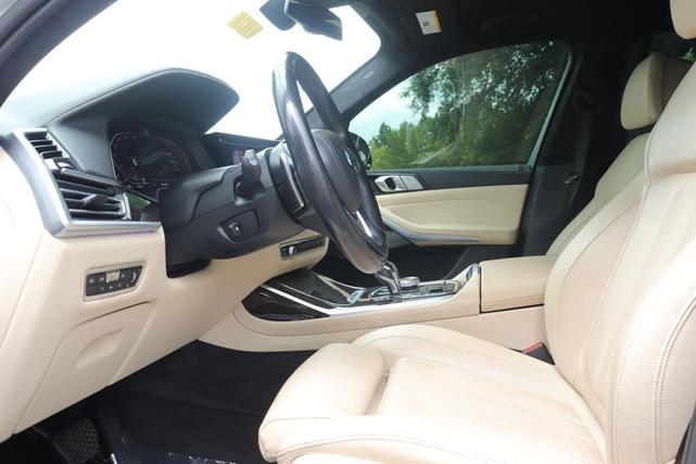 Photo of 2021 Mineral White Metallic BMW X7