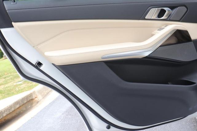 Photo of 2021 Mineral White Metallic BMW X7