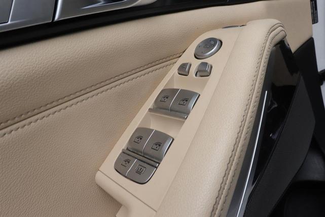 Photo of 2021 Mineral White Metallic BMW X7