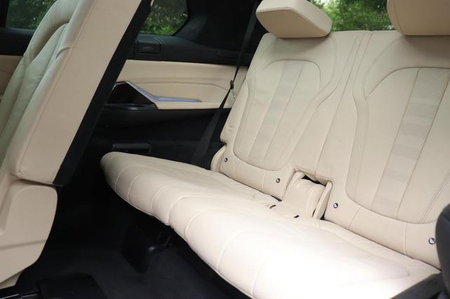 Photo of 2021 Mineral White Metallic BMW X7