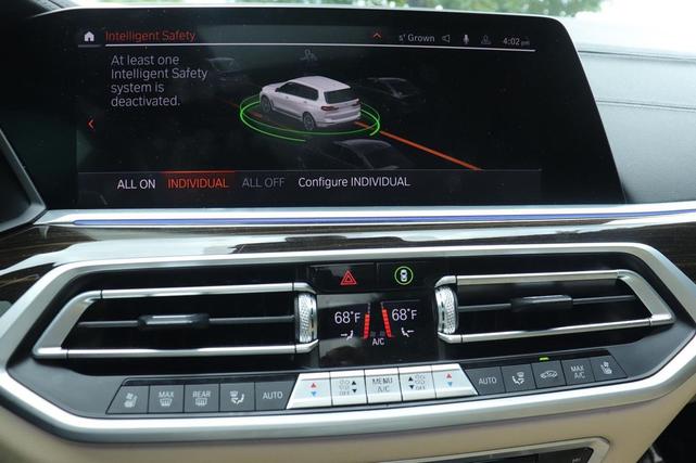 Photo of 2021 Mineral White Metallic BMW X7