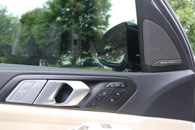 Photo of 2021 Mineral White Metallic BMW X7