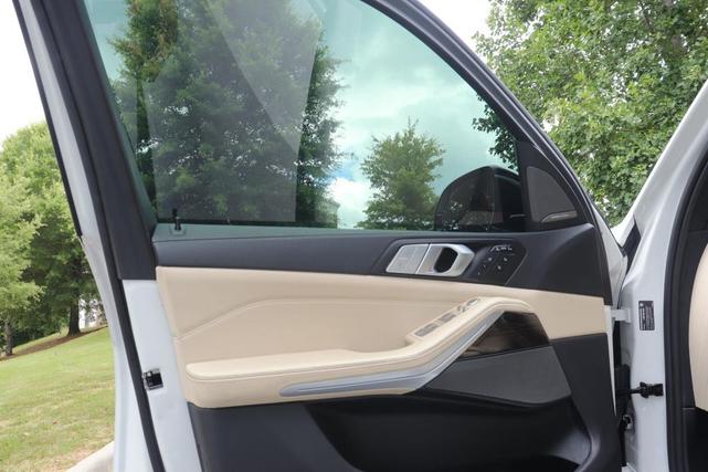 Photo of 2021 Mineral White Metallic BMW X7