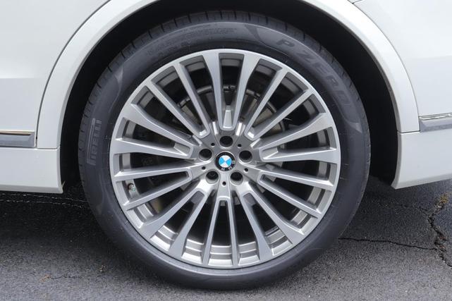 Photo of 2021 Mineral White Metallic BMW X7