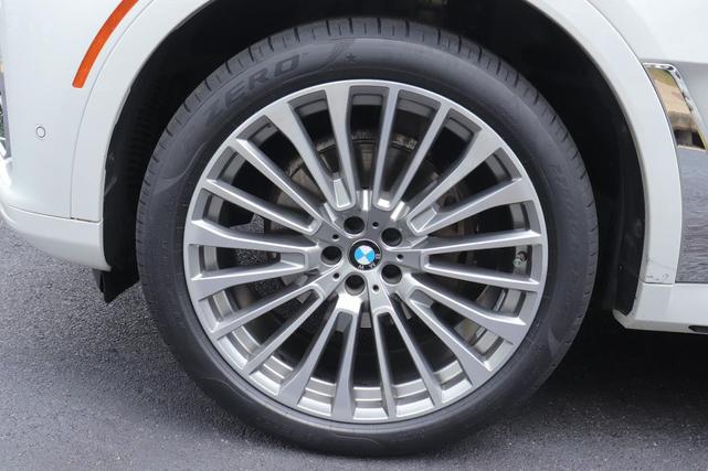 Photo of 2021 Mineral White Metallic BMW X7