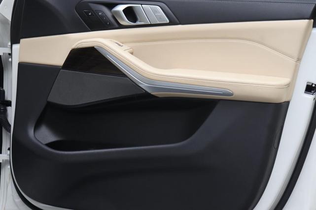 Photo of 2021 Mineral White Metallic BMW X7