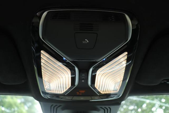 Photo of 2021 Mineral White Metallic BMW X7