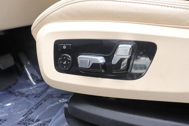Photo of 2021 Mineral White Metallic BMW X7