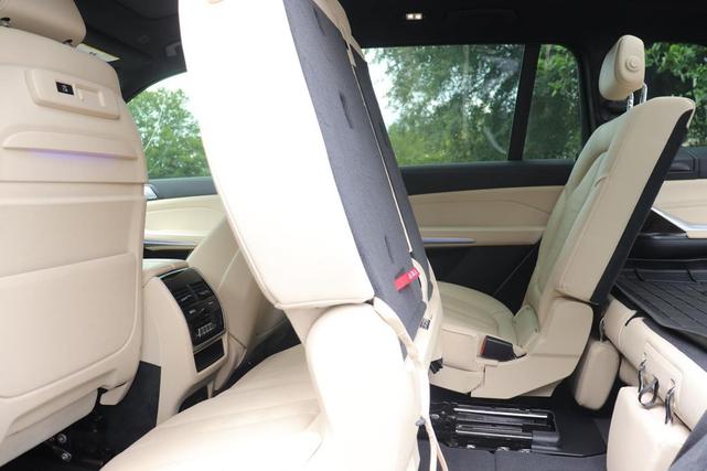Photo of 2021 Mineral White Metallic BMW X7
