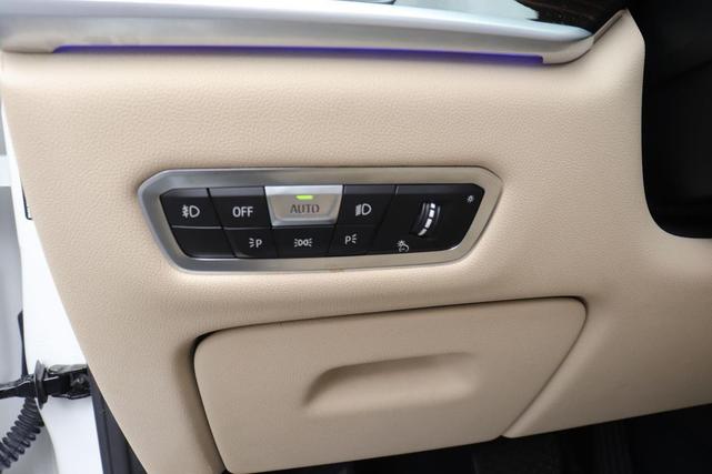 Photo of 2021 Mineral White Metallic BMW X7