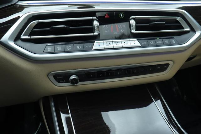 Photo of 2021 Mineral White Metallic BMW X7