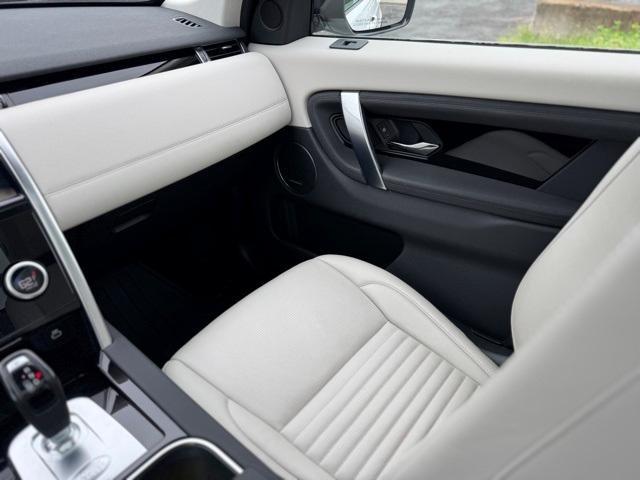 Photo of 2022 Fuji White Land Rover Discovery Sport