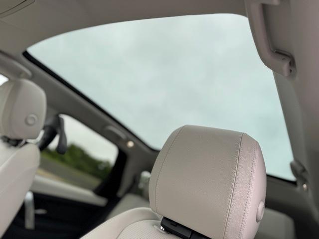Photo of 2022 Fuji White Land Rover Discovery Sport