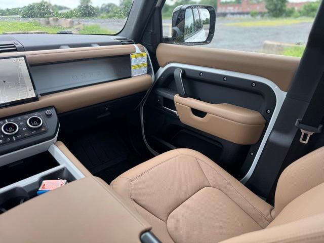 Photo of 2025 Fuji White Land Rover Defender