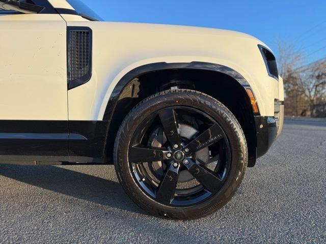 Photo of 2025 Fuji White Land Rover Defender