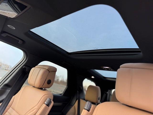 Photo of 2025 Fuji White Land Rover Discovery