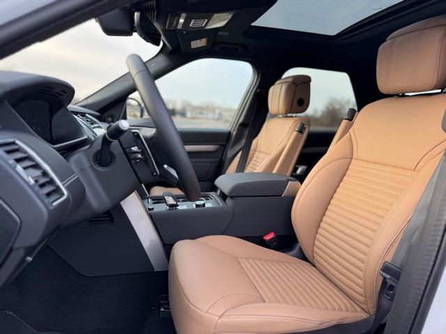 Photo of 2025 Fuji White Land Rover Discovery