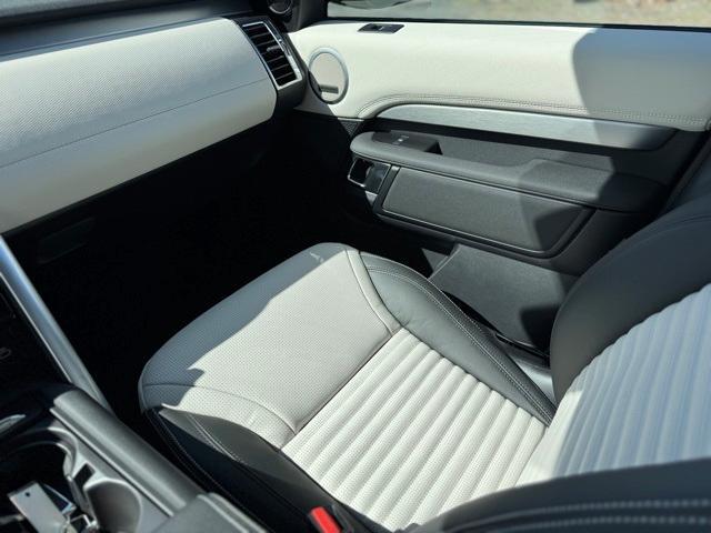 Photo of 2025 Varesine Blue Land Rover Discovery