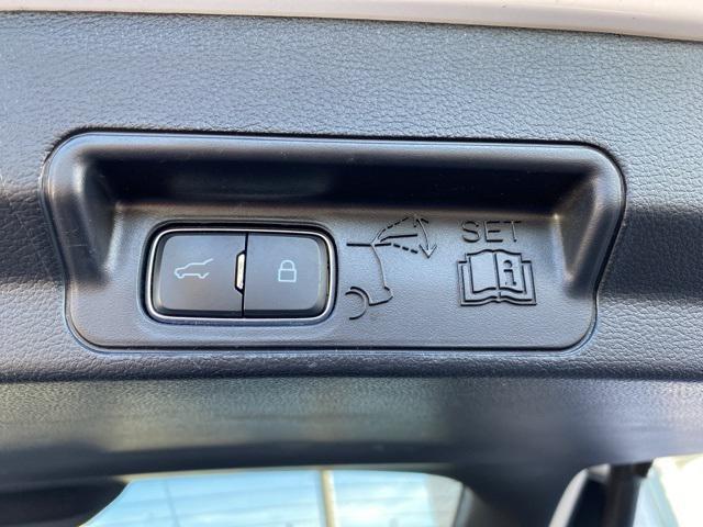 Photo of 2022 Star White Metallic Tri-Coat Ford Explorer