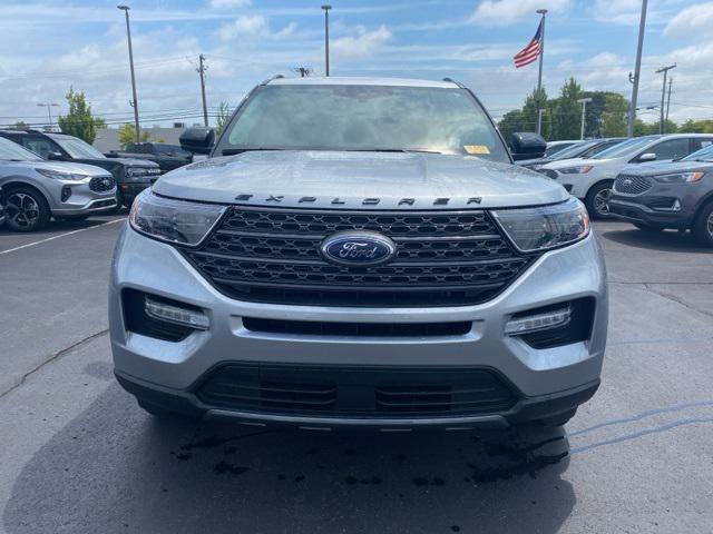 Photo of 2023 Iconic Silver Metallic Ford Explorer