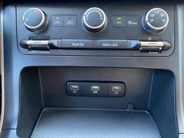 Photo of 2022 Snow White Pearl Kia Carnival