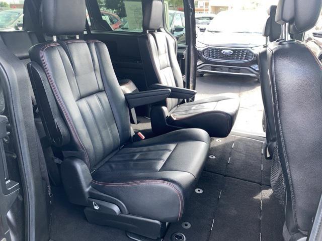 Photo of 2019 Granite Pearlcoat Dodge Grand Caravan