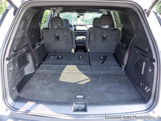 Photo of 2025 Summit White Chevrolet Traverse