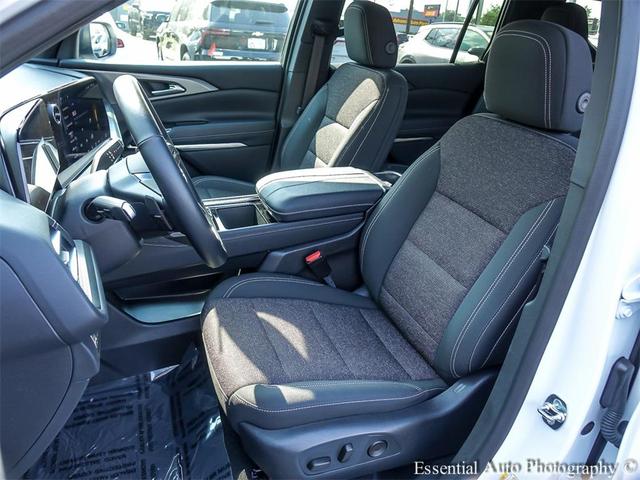Photo of 2025 Summit White Chevrolet Traverse