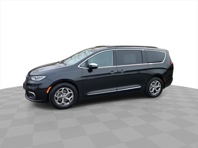 Photo of 2023 Brilliant Black Crystal Pearlcoat Chrysler Pacifica