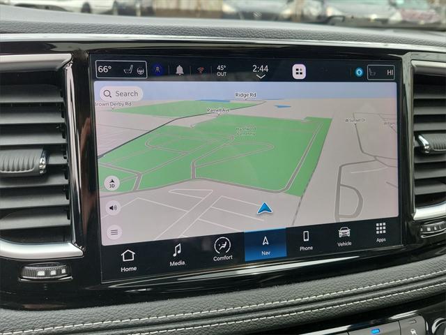 Photo of 2023 Brilliant Black Crystal Pearlcoat Chrysler Pacifica