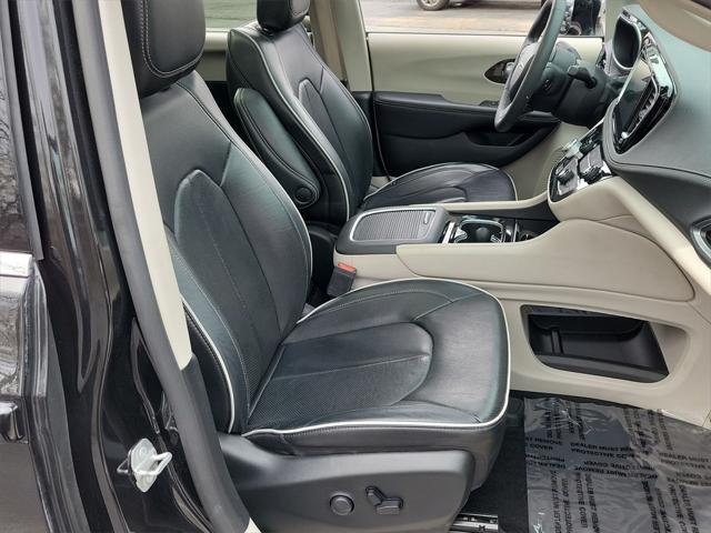 Photo of 2023 Brilliant Black Crystal Pearlcoat Chrysler Pacifica