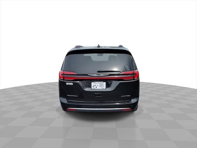 Photo of 2023 Brilliant Black Crystal Pearlcoat Chrysler Pacifica
