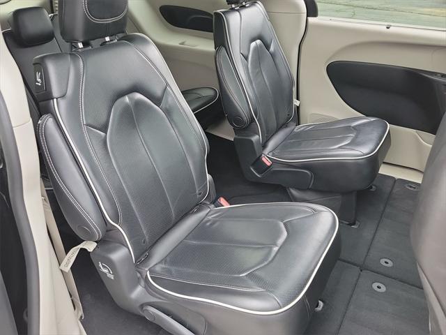 Photo of 2023 Brilliant Black Crystal Pearlcoat Chrysler Pacifica