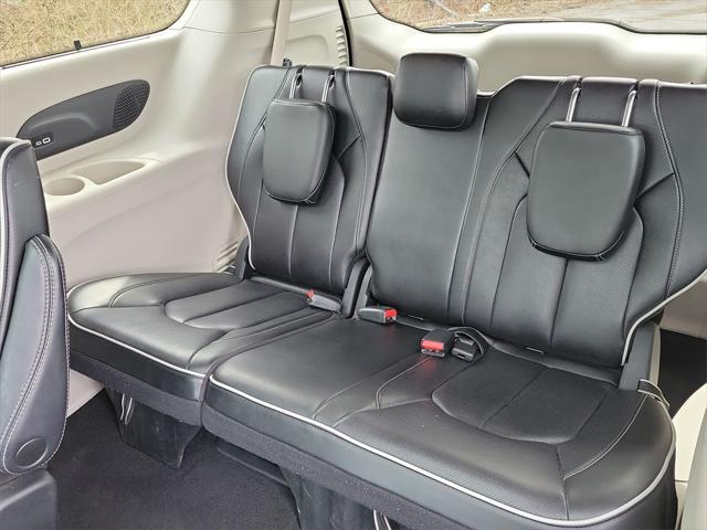Photo of 2023 Brilliant Black Crystal Pearlcoat Chrysler Pacifica