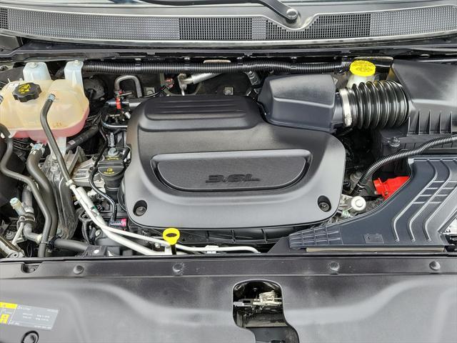 Photo of 2023 Brilliant Black Crystal Pearlcoat Chrysler Pacifica