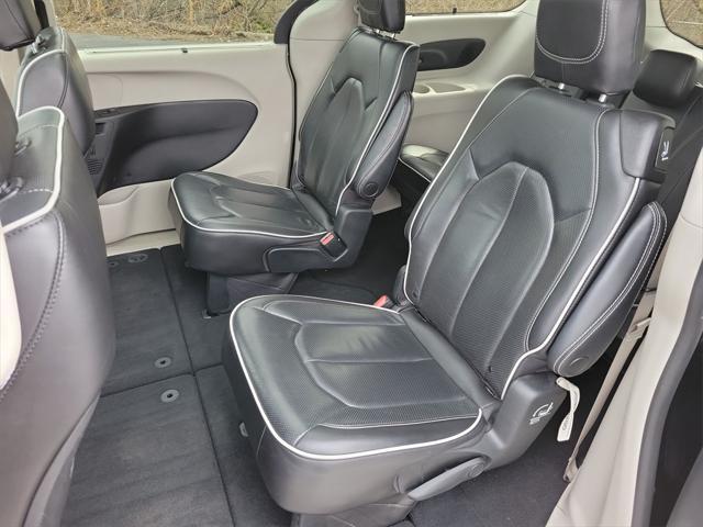 Photo of 2023 Brilliant Black Crystal Pearlcoat Chrysler Pacifica