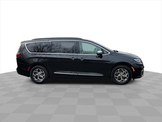 Photo of 2023 Brilliant Black Crystal Pearlcoat Chrysler Pacifica