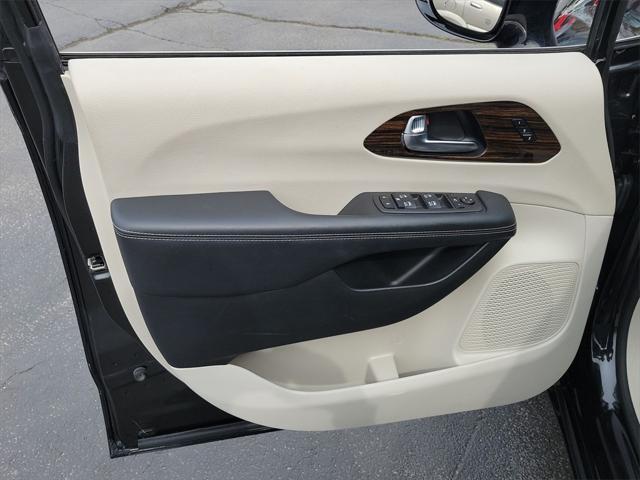Photo of 2023 Brilliant Black Crystal Pearlcoat Chrysler Pacifica