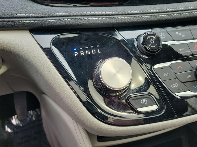 Photo of 2023 Brilliant Black Crystal Pearlcoat Chrysler Pacifica